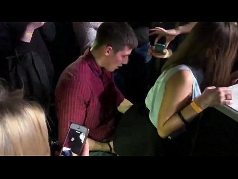 ❤️ Echte seks yn in Russyske nachtclub. 18-jierrich Russysk famke yn 'e anus en fagina neukt yn in nachtclub ️ Neuken by ús fy.niceporn.ru ❌