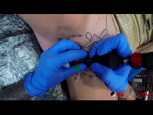 ❤️ Ekstreem tattooed hottie Sully Savage krige in tattoo op har klitoris ️ Neuken by ús fy.niceporn.ru ❌